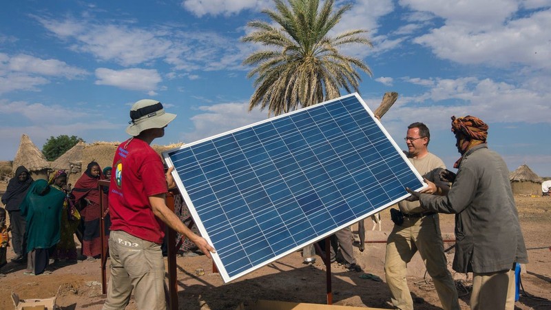 Lắp đặt pin năng lượng mặt trời ở Rwanda. (Ảnh Eco-Business.com)
