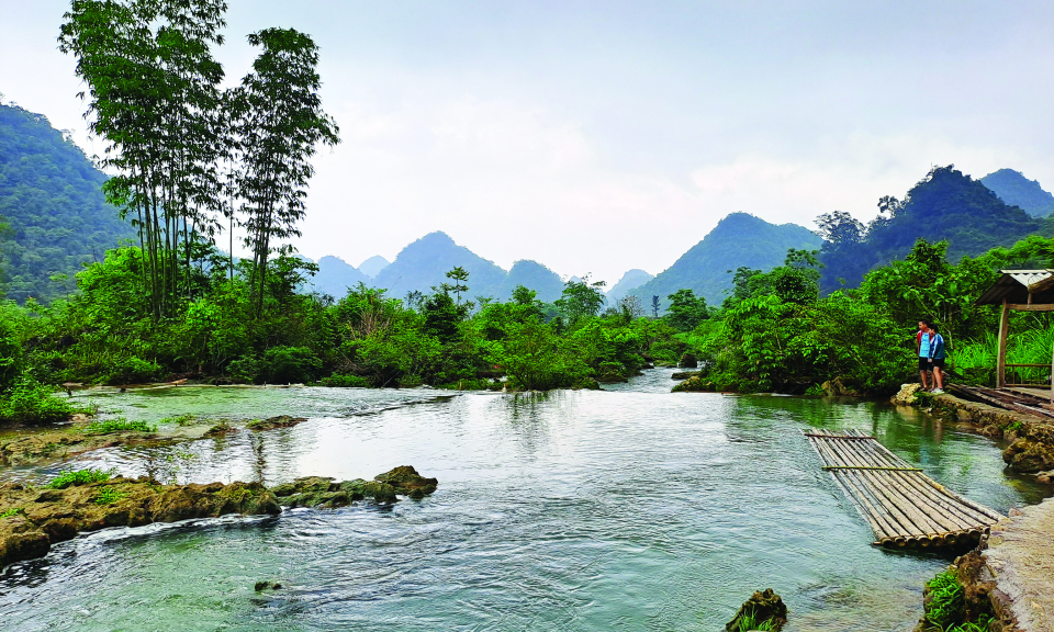 Kh&aacute;m ph&aacute; bức tranh thi&ecirc;n nhi&ecirc;n tươi đẹp Nặm Ng&ugrave;a - B&aacute;o Cao Bằng điện tử