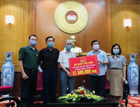 Hội Nam Y Việt Nam trao tiền ủng hộ Quỹ vaccine phòng, chống COVID-19
