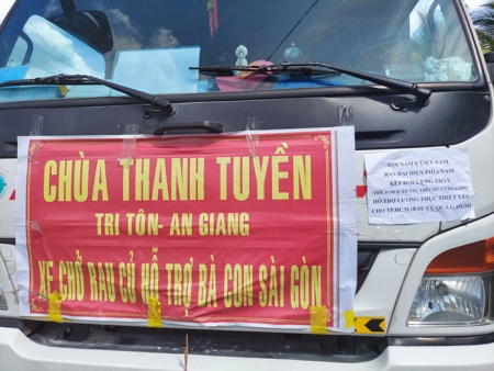 Ban đại diện phía Nam của Hội Nam Y Việt Nam phối hợp với Chùa Vân Long – An Giang hỗ trợ lương thực thiết yếu cho TP.HCM