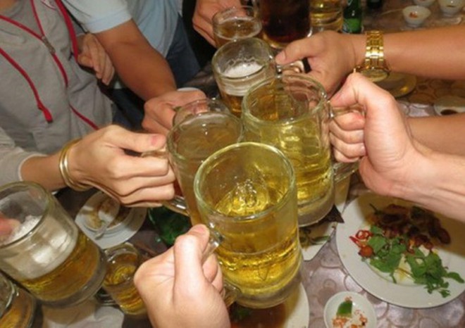 Pháp luật - Xúi giục, ép người khác uống rượu, bia sẽ bị phạt tiền: Đừng để quy định nằm trên giấy, cấm nhưng không ai phạt