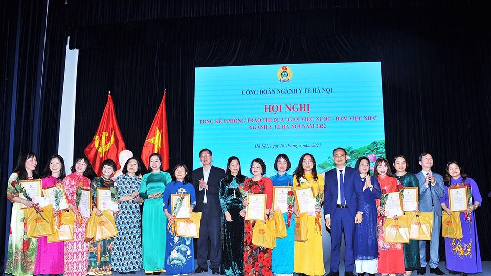 Khen thưởng 181 nữ cán bộ y tế tiêu biểu “Giỏi việc nước, đảm việc nhà”