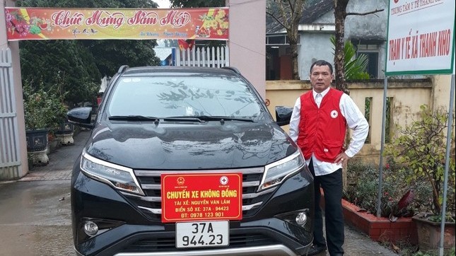 Phó trạm y tế xã bán bò mua ô tô chở miễn phí bệnh nhân nghèo đi cấp cứu