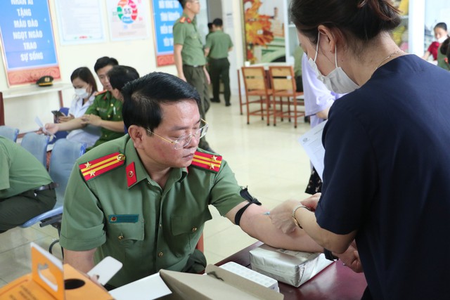 Đoàn Thanh niên Công an Nghệ An hiến gần 100 đơn vị máu cứu bệnh nhân