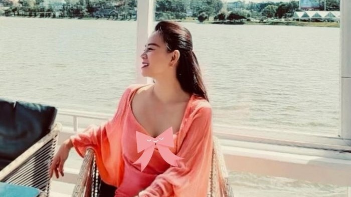 Vợ Shark Bình đón sinh nhật, "thả tim" cùng trai lạ