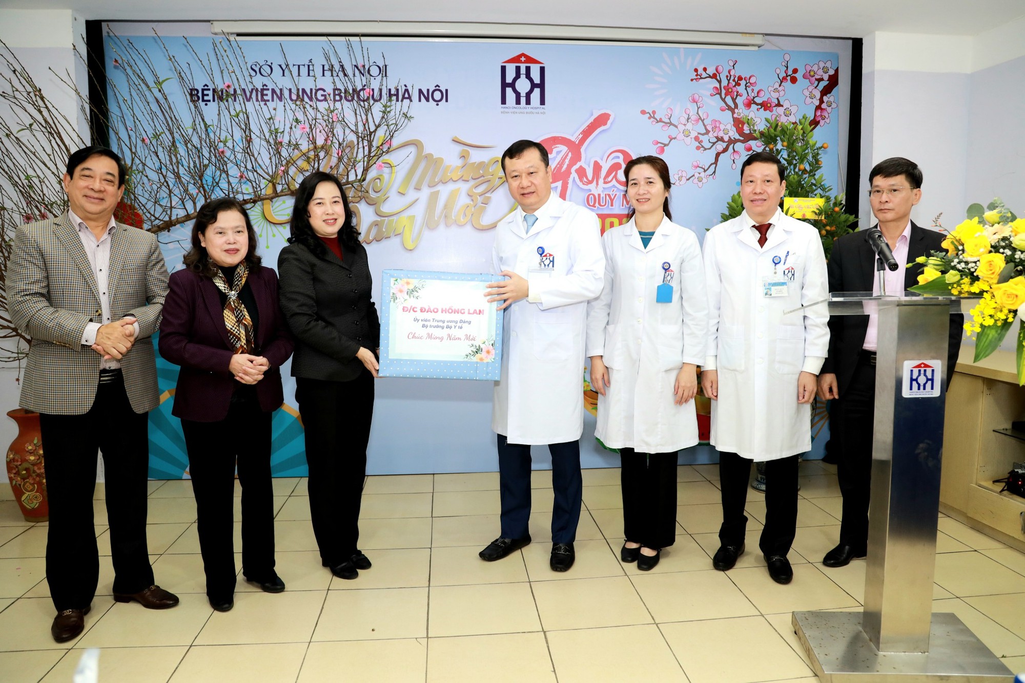 Bộ trưởng Bộ Y tế Đào Hồng Lan thăm, tặng quà bệnh nhân ung thư dịp xuân Quý Mão