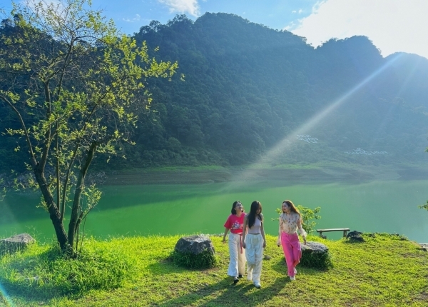 “Lạc trôi” giữa thiên nhiên hồ Thang Hen