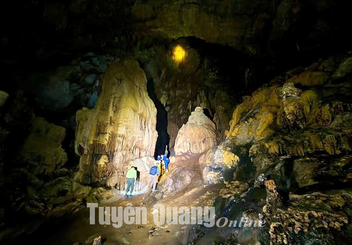 Nét hoang sơ của hang Khau Quang
