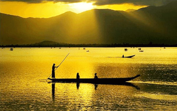 Hồ Lắk thơ mộng giữa đại ngàn Tây Nguyên