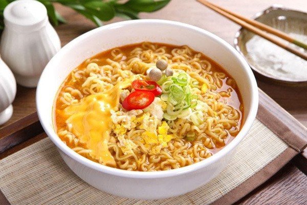 Những tác hại "tiềm ẩn" khi ăn mì tôm sống
