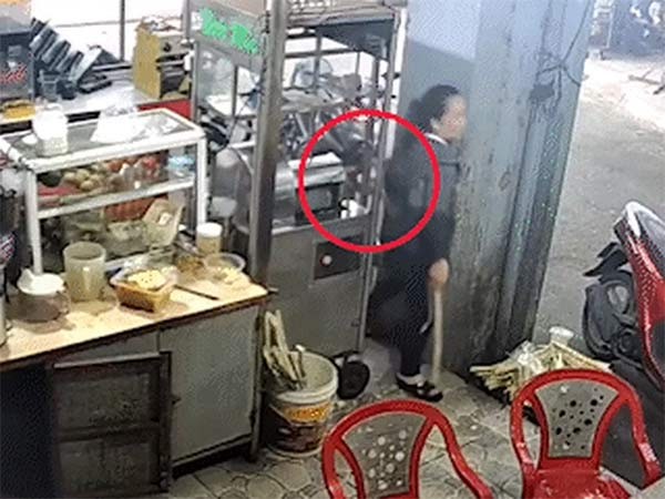 Người phụ nữ mắc kẹt vào máy ép nước mía